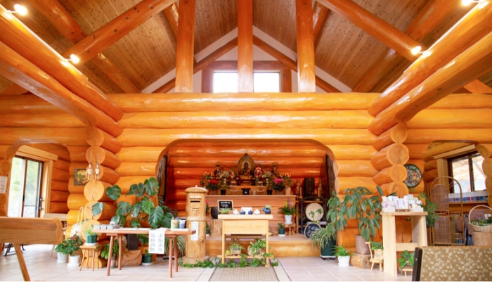 ログハウスのような高徳寺の内観