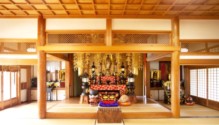 蔡華寺の本堂の内観